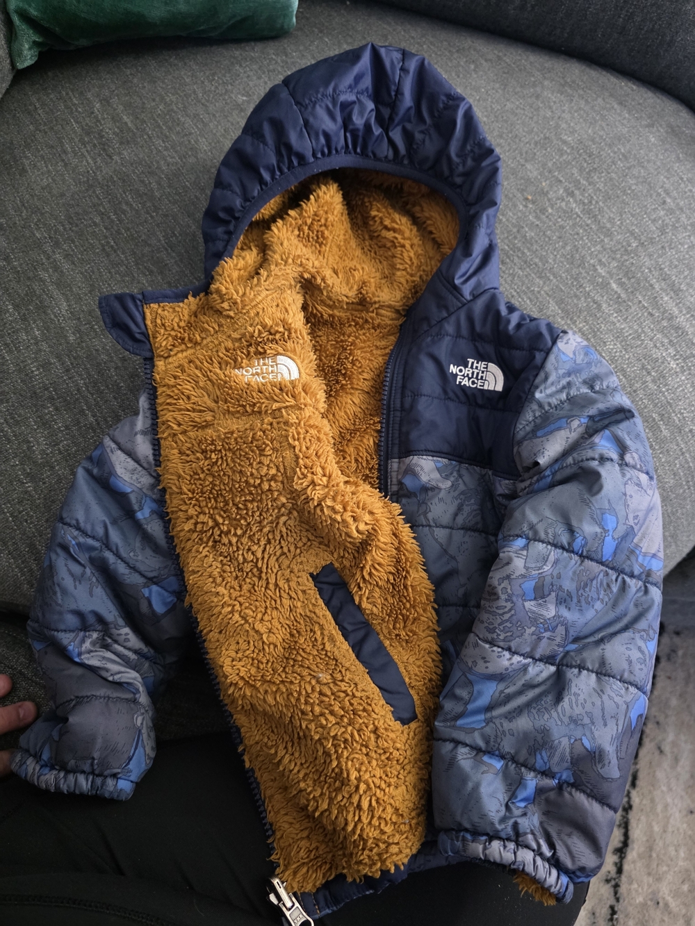 The children of North Face hooded a retro-verso jacket with a must-have lin 4ans